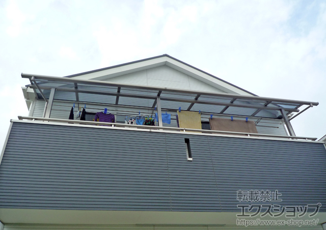 宮城県塩竈市のLIXIL リクシル（トステム）のバルコニー・ベランダ屋根 ライザーテラスII R型 屋根タイプ 連棟 積雪〜20cm対応+壁付け式物干し 標準 2本入 施工例