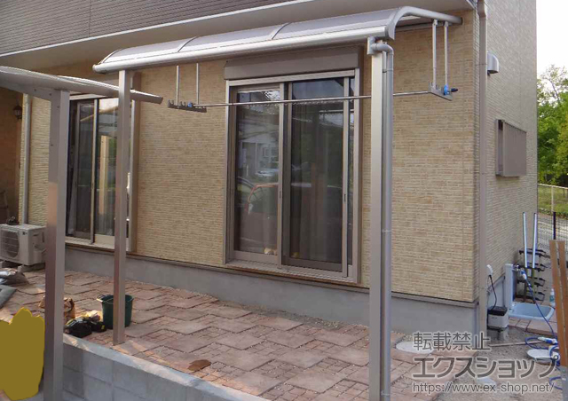 福岡県飯塚市ののテラス屋根 プレシオステラス R型 テラスタイプ 単体 積雪〜20cm対応+吊り下げ式物干し　標準　2本入 施工例