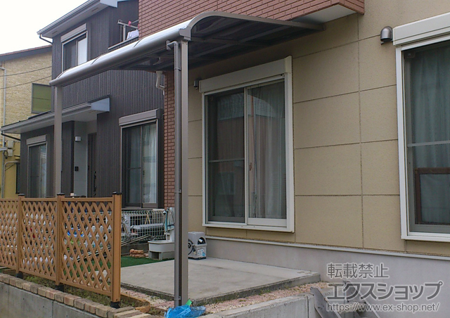 神奈川県平塚市のLIXIL リクシル（トステム）のテラス屋根 ライザーテラスII R型 テラスタイプ 単体 積雪〜20cm対応＋屋根材ホルダー メーター用 施工例