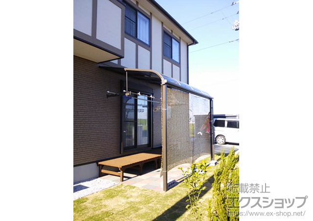 群馬県佐波郡玉村町のLIXIL リクシル（トステム）のテラス屋根 ライザーテラスII R型 テラスタイプ 単体 積雪〜20cm対応+吊り下げ式物干し ワイド ロング 2本入 施工例