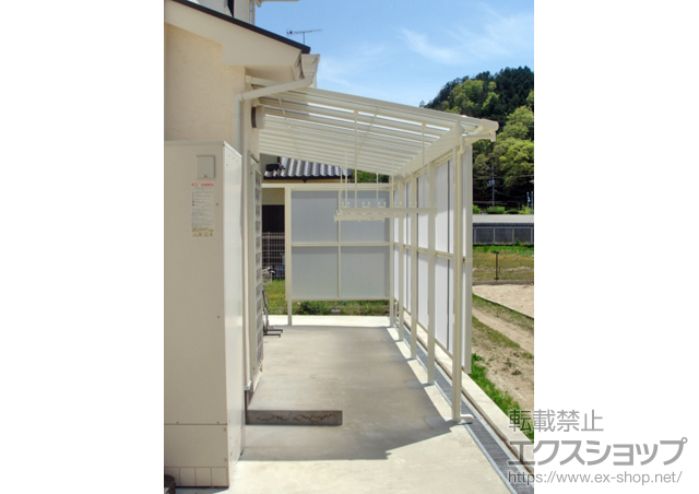 広島県府中市のLIXIL リクシル（トステム）のテラス屋根 ライザーテラスII F型 1500 テラスタイプ 連棟 積雪〜50cm対応+前面スクリーン+ サイドスクリーン+吊り下げ式物干し 施工例