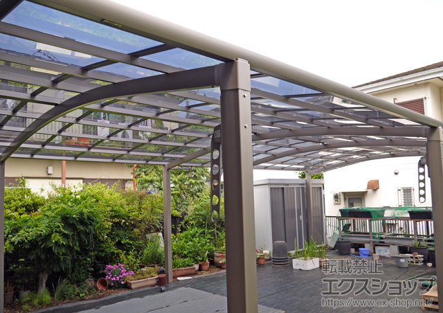 神奈川県茅ヶ崎市のLIXIL リクシル（トステム）のカーポート カーブポートシグマIII ワイド 縦連棟 積雪〜30cm対応+カーブポートシグマIII用 サイドパネル+収納式物干し 標準 2本入 施工例