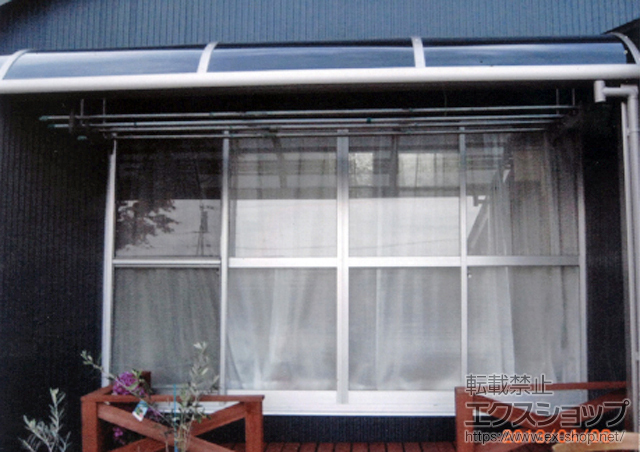 福岡県筑後市のLIXIL リクシル（トステム）のテラス屋根 ライザーテラスII R型 テラスタイプ 単体 積雪〜20cm対応+吊り下げ物干し　標準　2本入 施工例
