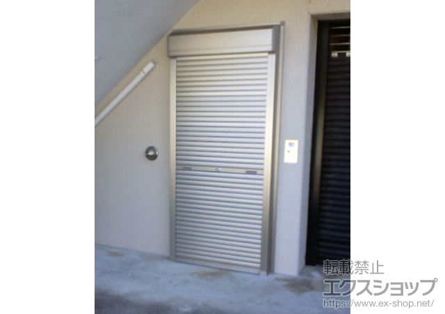 千葉県松戸市のLIXIL リクシル（トステム）のガレージシャッター ガレージシャッタークワトロ 手動外部付木造用壁付単窓 施工例