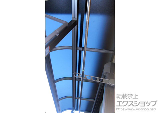 鹿児島県鹿児島市のLIXIL リクシル（トステム）のバルコニー・ベランダ屋根 ライザーテラスII R型 屋根タイプ 単体 積雪〜20cm対応＋屋根材ホルダー 関東間用 2本入 施工例