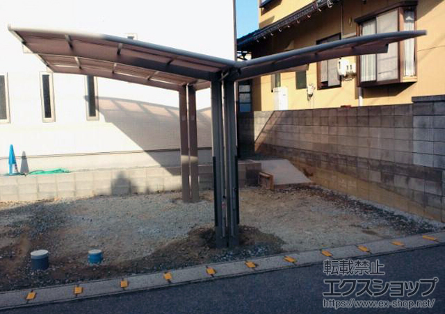 島根県益田市のLIXIL リクシル（トステム）のカーポート カーブポートシグマIII Y合掌 積雪〜20cm対応＋柱ガード　×2 施工例