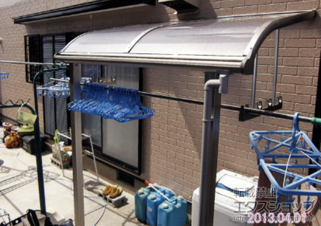 和歌山県海南市ののテラス屋根 プレシオステラス R型 テラスタイプ 単体 積雪〜20cm対応＋吊り下げ物干し　標準　2本入 施工例