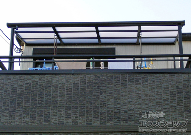 奈良県奈良市のLIXIL リクシル（トステム）のバルコニー・ベランダ屋根 ライザーテラスII F型 屋根タイプ 単体 積雪〜20cm対応+吊下げ物干し 標準 2本入 施工例