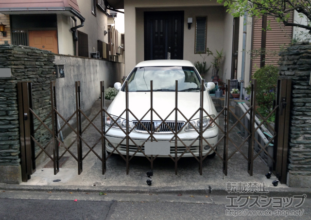 神奈川県横浜市のLIXIL リクシル（トステム）のカーゲート アルシャインII L型Aタイプ ノンレール 片開き 施工例