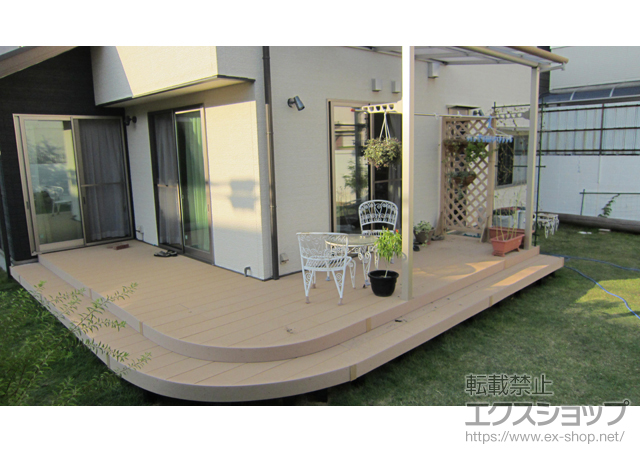 大阪府高石市ののウッドデッキ リウッドデッキ200 異型（アール加工）+リウッドハイパーティション2型 施工例