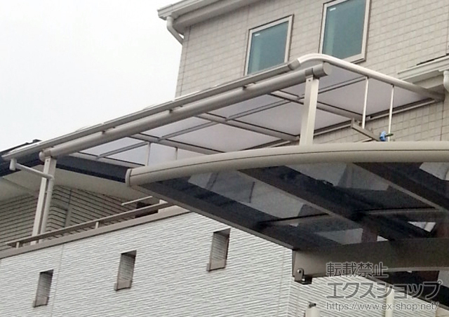 東京都八王子市ののバルコニー・ベランダ屋根、カーポート プレシオステラス R型 屋根タイプ 単体 積雪〜20cm対応+吊り下げ物干し　標準　2本入 施工例