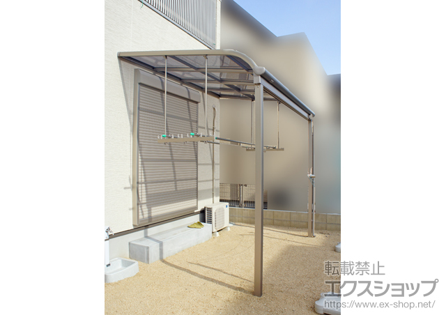 兵庫県明石市のLIXIL リクシル（トステム）のテラス屋根 パワーアルファ RB型 テラスタイプ 単体 積雪〜30cm対応+吊り下げ物干し ロング ワイド 2本入 施工例