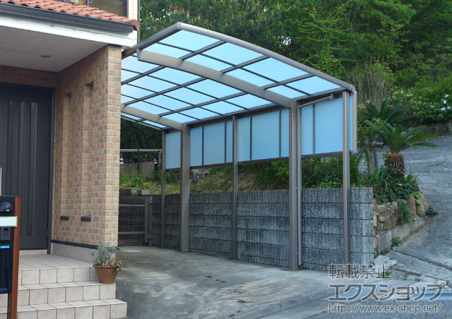 兵庫県宝塚市のLIXIL リクシル（トステム）のカーポート カーブポートシグマIII 積雪〜30cm対応+カーブポートシグマIII用 サイドパネル 施工例