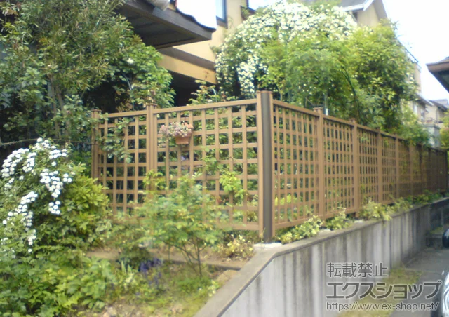 千葉県千葉市のLIXIL リクシル（トステム）のフェンス・柵・塀 リコステージII ウッドパーティション 井桁格子パネル 埋め込み施工 施工例