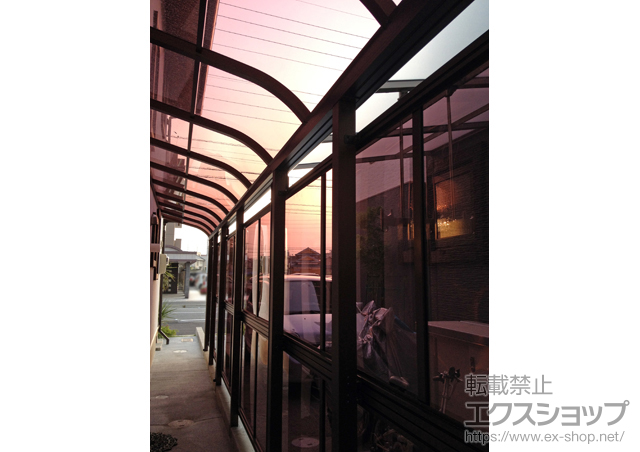 福岡県福岡市ののテラス屋根 ヴェクターテラス R型 テラスタイプ 三連棟 積雪〜20cm対応+ヴェクターテラス用 前面パネル 施工例