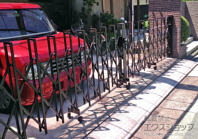 愛知県名古屋市ののカーゲート トリップゲート PB型 ノンレール 両開き 施工例