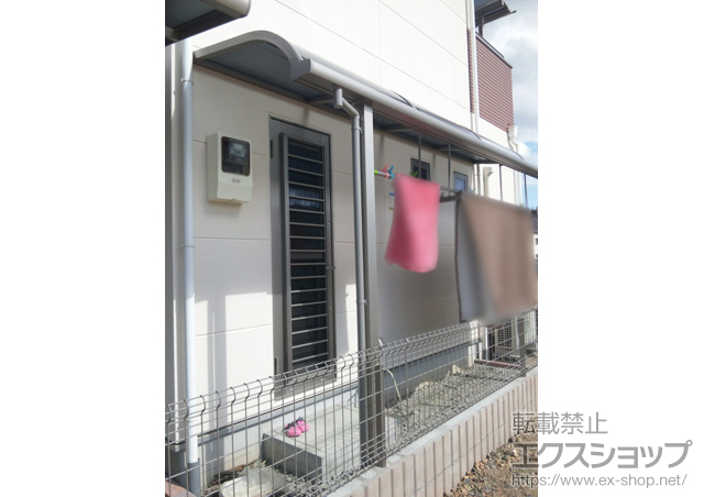 京都府亀岡市のLIXIL リクシル（トステム）のテラス屋根 ライザーテラスII R型 テラスタイプ 単体 積雪〜20cm対応+吊り下げ物干し　標準　2本入 施工例