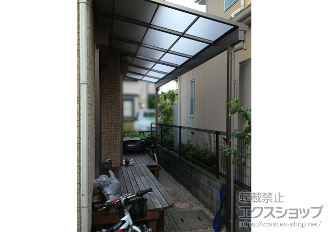 東京都多摩市のLIXIL リクシル（トステム）のテラス屋根 ライザーテラスII F型 テラスタイプ 単体 積雪〜20cm対応 躯体側出幅違い納まり 施工例