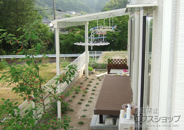 広島県広島市のLIXIL リクシル（トステム）のテラス屋根 ライザーテラスII F型 テラスタイプ 単体 積雪〜20cm対応+吊り下げ式物干し 標準　2本 施工例