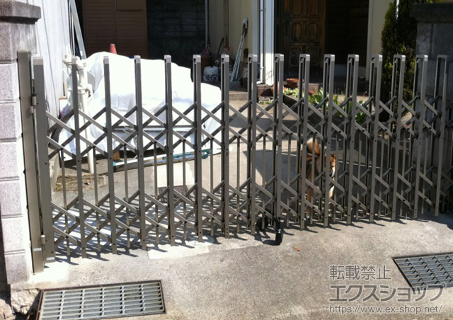 兵庫県宝塚市ののカーゲート トリップゲート ペットガード型 ノンレール 片開き 施工例