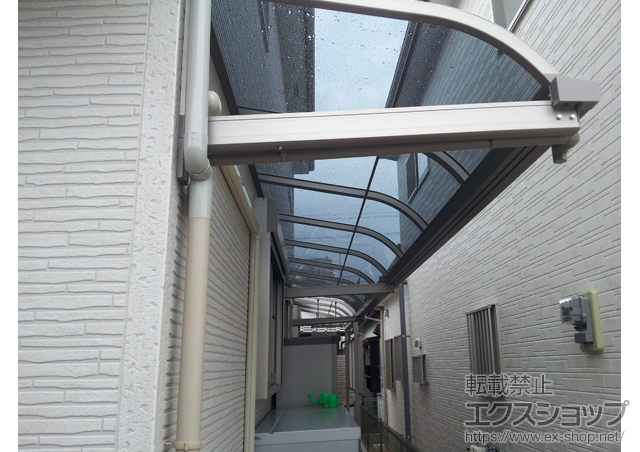 福岡県福岡市のLIXIL リクシル（トステム）のバルコニー・ベランダ屋根 ライザーテラス ? Ｒ型ルーフタイプ+ライザーテラス　連棟部分方杖 施工例