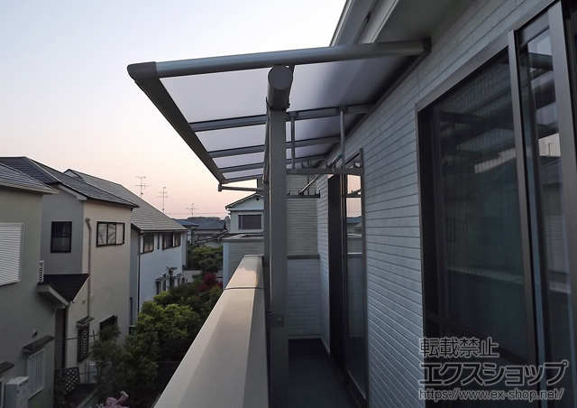 大阪府池田市ののバルコニー・ベランダ屋根 ヴェクターテラス F型 屋根タイプ 単体 積雪〜20cm対応+吊り下げ式物干し 標準 2本入り 施工例
