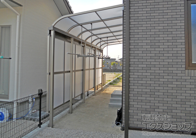 佐賀県佐賀市のLIXIL リクシル（トステム）のテラス屋根 ライザーテラスII R型 テラスタイプ 連棟 積雪〜20cm対応+吊下げ物干し 標準 2本入+ライザーテラスII 前面スクリーン 2段 施工例