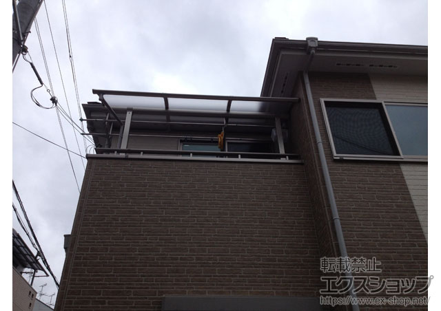 大阪府大阪市ののバルコニー・ベランダ屋根 プレシオステラス R型 屋根タイプ 単体 積雪〜20cm対応+吊り下げ式物干し 標準 2本入 施工例