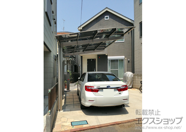 埼玉県さいたま市のLIXIL リクシル（トステム）のカーポート エックスルーフ 前上がり 積雪〜30cm対応+収納式物干し 標準 2本入 施工例