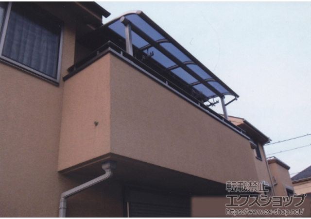 神奈川県平塚市ののバルコニー・ベランダ屋根 プレシオステラス R型 屋根タイプ 単体 積雪〜20cm対応+吊り下げ物干し 標準 2本入 施工例