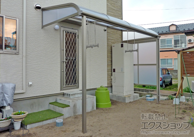 秋田県秋田市のLIXIL リクシル（トステム）のテラス屋根 ライザーテラスII R型 1500 テラスタイプ 単体 積雪〜50cm対応+吊り下げ物干し 標準 2本入 施工例