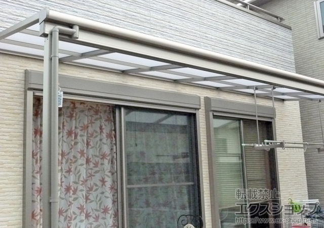 大阪府河内長野市のLIXIL リクシル（トステム）のテラス屋根 ライザーテラスII F型 テラスタイプ 単体 積雪〜20cm対応+吊り下げ式物干し 標準 2本入り 施工例