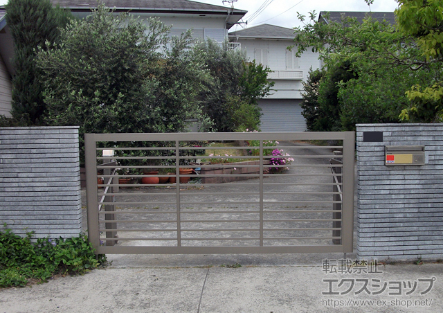 和歌山県有田郡有田川町ののカーゲート スウィングアップゲート 横格子型 電動式+リモコン送信器（追加用） 施工例
