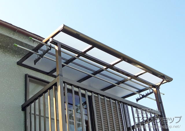 神奈川県横浜市のLIXIL リクシル（トステム）のバルコニー・ベランダ屋根 パワーアルファ F型 屋根タイプ 単体 積雪〜30cm対応+吊り下げ物干し　標準2本入 施工例
