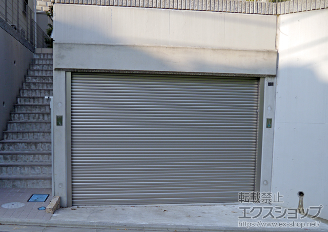 神奈川県藤沢市のLIXIL リクシル（トステム）のガレージシャッター ガレージシャッタークワトロ 電動式 内部付タイプ 施工例