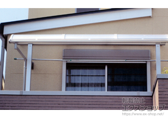 大阪府高石市ののバルコニー・ベランダ屋根 ヴェクターテラス R型 屋根タイプ 単体 積雪〜20cm対応+水平式物干し 木造用 2本入り 施工例