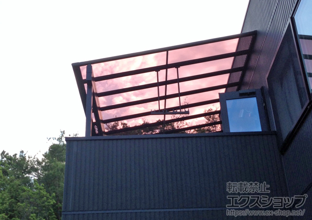 広島県安芸郡熊野町ののバルコニー・ベランダ屋根 ヴェクターテラス F型 1500 屋根タイプ 単体 積雪〜50cm対応+吊り下げ式物干し 標準 2本入 施工例