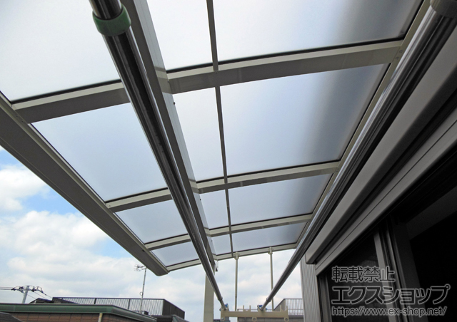 神奈川県川崎市のLIXIL リクシル（トステム）のバルコニー・ベランダ屋根 パワーアルファ L型 屋根タイプ 単体 積雪〜30cm対応+吊り下げ物干し　標準2本入 施工例