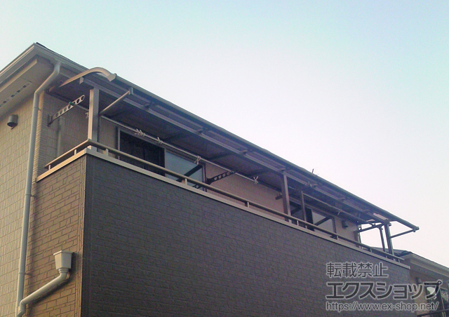 神奈川県厚木市のLIXIL リクシル（トステム）のバルコニー・ベランダ屋根 ライザーテラスII R型 屋根タイプ 連棟 積雪〜20cm対応+壁付け物干し ロングタイプ2本入 施工例