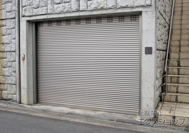 神奈川県横浜市のLIXIL リクシル（トステム）のガレージシャッター ガレージシャッタークワトロ 電動式 内部付RC造用躯体直付単窓 施工例