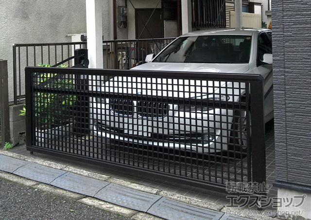 東京都練馬区ののカーゲート エクスラインアップゲート3型 手動式 施工例