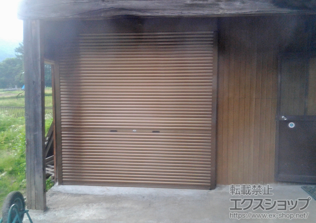 群馬県利根郡みなかみ町のLIXIL リクシル（トステム）のガレージシャッター ガレージシャッタークワトロ 手動式 外部付木造用躯体直付けタイプ 施工例