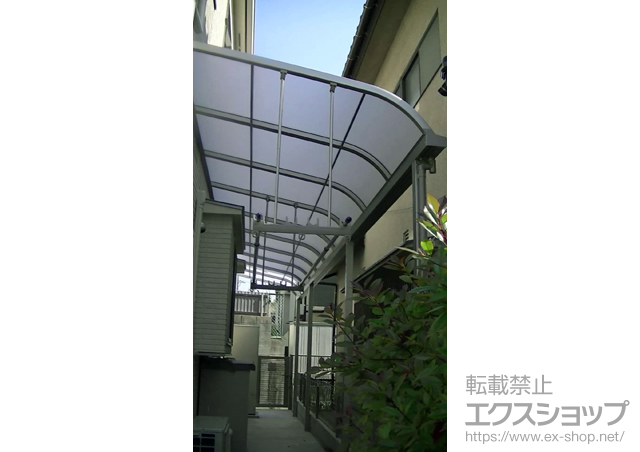 広島県広島市のLIXIL リクシル（トステム）のテラス屋根 ライザーテラスII R型 テラスタイプ 三連棟 積雪〜20cm対応＋吊り下げ物干し　標準　2本入 施工例