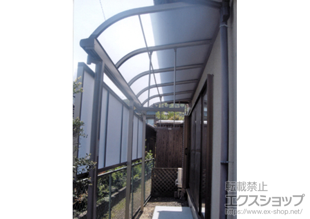 京都府宮津市のLIXIL リクシル（トステム）のテラス屋根 ライザーテラスII R型 テラスタイプ 単体 積雪〜20cm対応＋吊り下げ物干し 標準 2本入 施工例