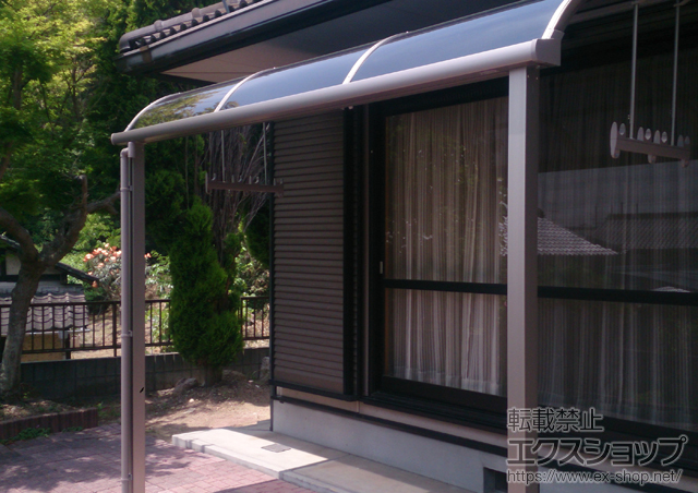 岡山県岡山市のLIXIL リクシル（トステム）のテラス屋根 ライザーテラスII R型 テラスタイプ 単体 積雪〜20cm対応+吊り下げ物干し 標準 2本入 施工例