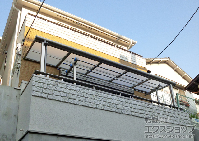 東京都新宿区のLIXIL リクシル（トステム）のバルコニー・ベランダ屋根 ライザーテラスII F型 屋根タイプ 単体 積雪〜20cm対応 施工例