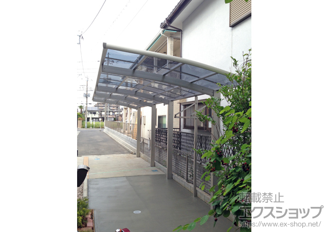 埼玉県春日部市ののカーポート レイナポートグラン 縦連棟　積雪〜20cm対応+収納棚 ハイルーフ用 施工例