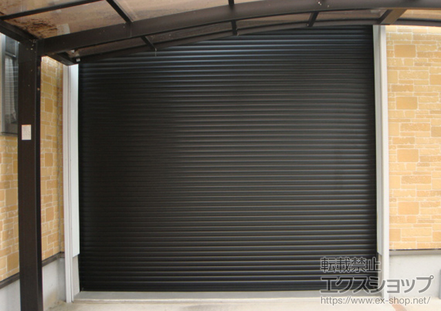 福岡県小郡市のLIXIL リクシル（トステム）のガレージシャッター ガレージシャッタークワトロ 電動式 内部付タイプ 施工例