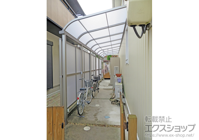 兵庫県三田市のLIXIL リクシル（トステム）のテラス屋根 ライザーテラスII R型 テラスタイプ 三連棟 積雪〜20cm対応+ライザーテラスII 前面スクリーン2段+吊り下げ物干し 標準 2本入 施工例
