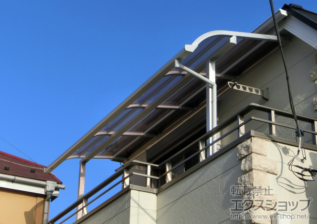 東京都江戸川区のLIXIL リクシル（トステム）のバルコニー・ベランダ屋根 ライザーテラスII R型 屋根タイプ 単体 積雪〜20cm対応+ライザーテラス 壁付け物干し 標準（2本入り） 施工例